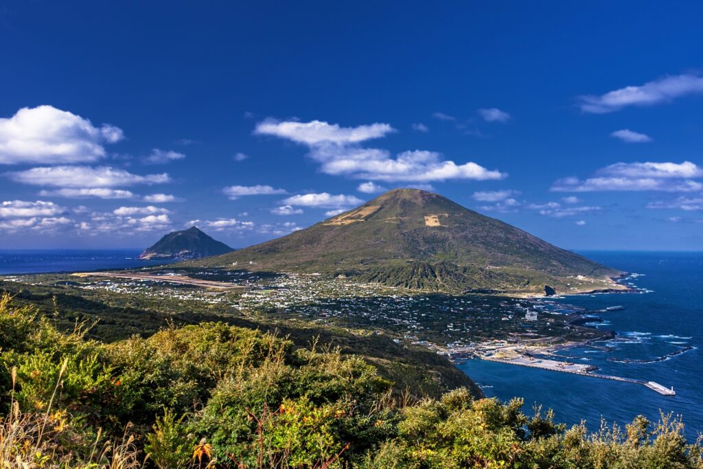 八丈島 八丈富士(出典:PhotoAC)