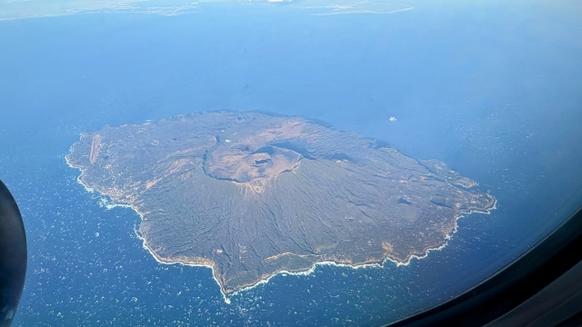 上空からの伊豆大島(出典:PhotoAC)