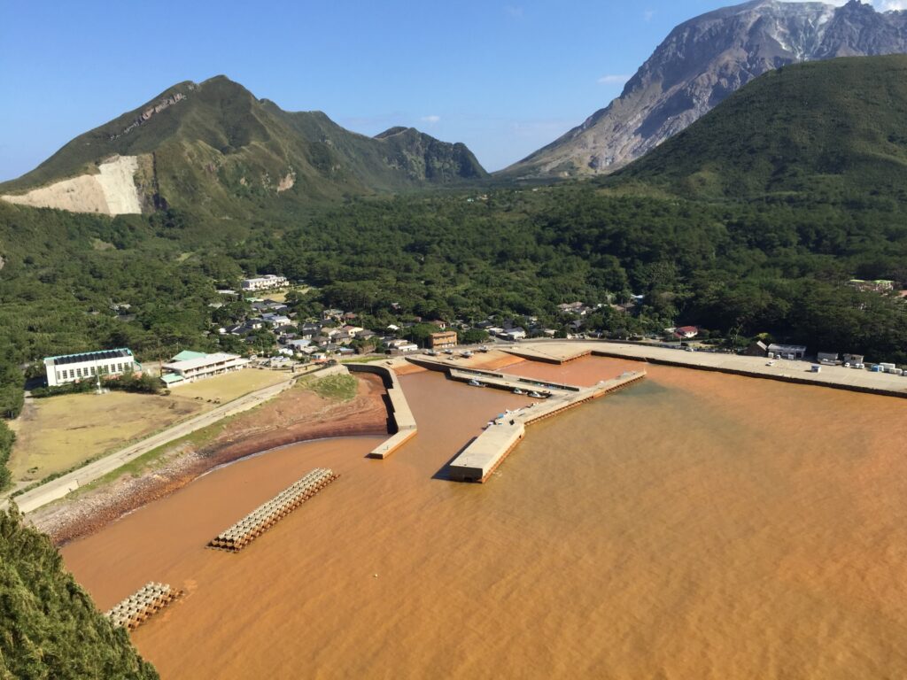 薩摩硫黄島 硫黄島港(出典:PhotoAC)