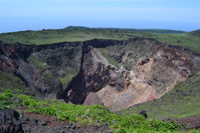 伊豆大島 三原山火口（出典：PhotoAC）
