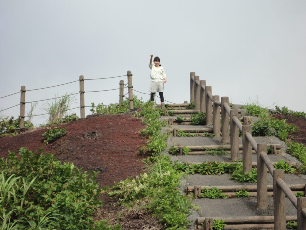 伊豆大島の割れ目噴火口跡に立つ筆者(2011年撮影)