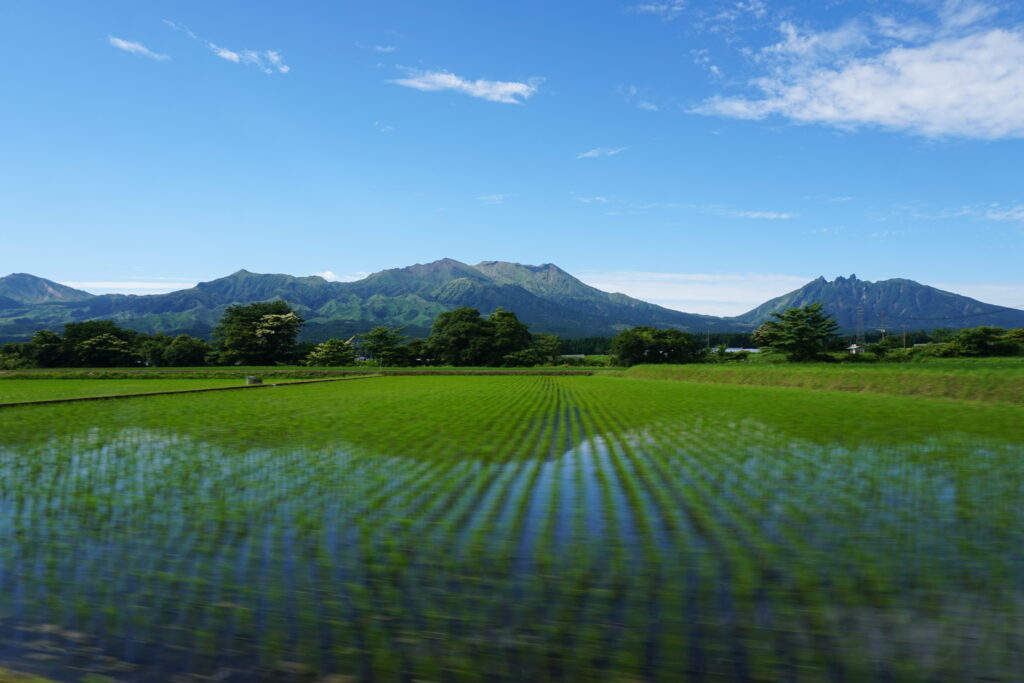 阿蘇山と田んぼ