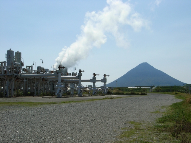 山川地熱発電所と開門岳(出典:PhotoAC)