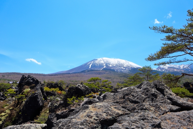浅間山と鬼押出し溶岩（出典：PhotoAC）